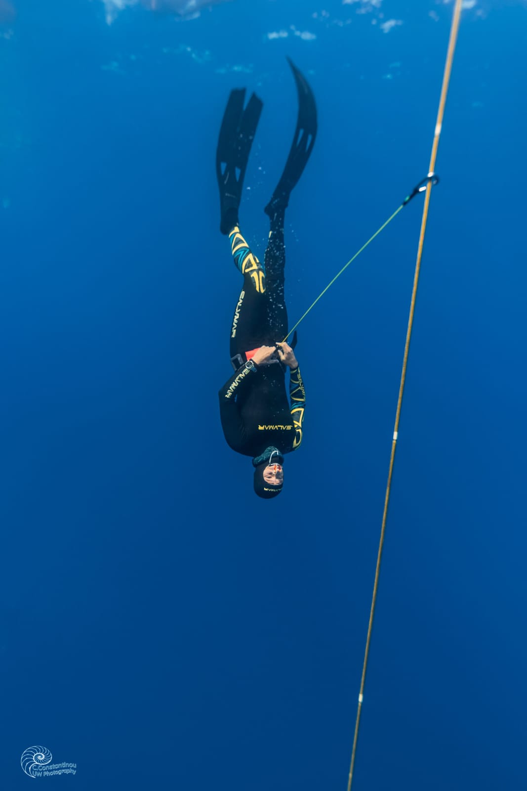 Anthony beim Freediving an der Tauchleine im offenen Wasser